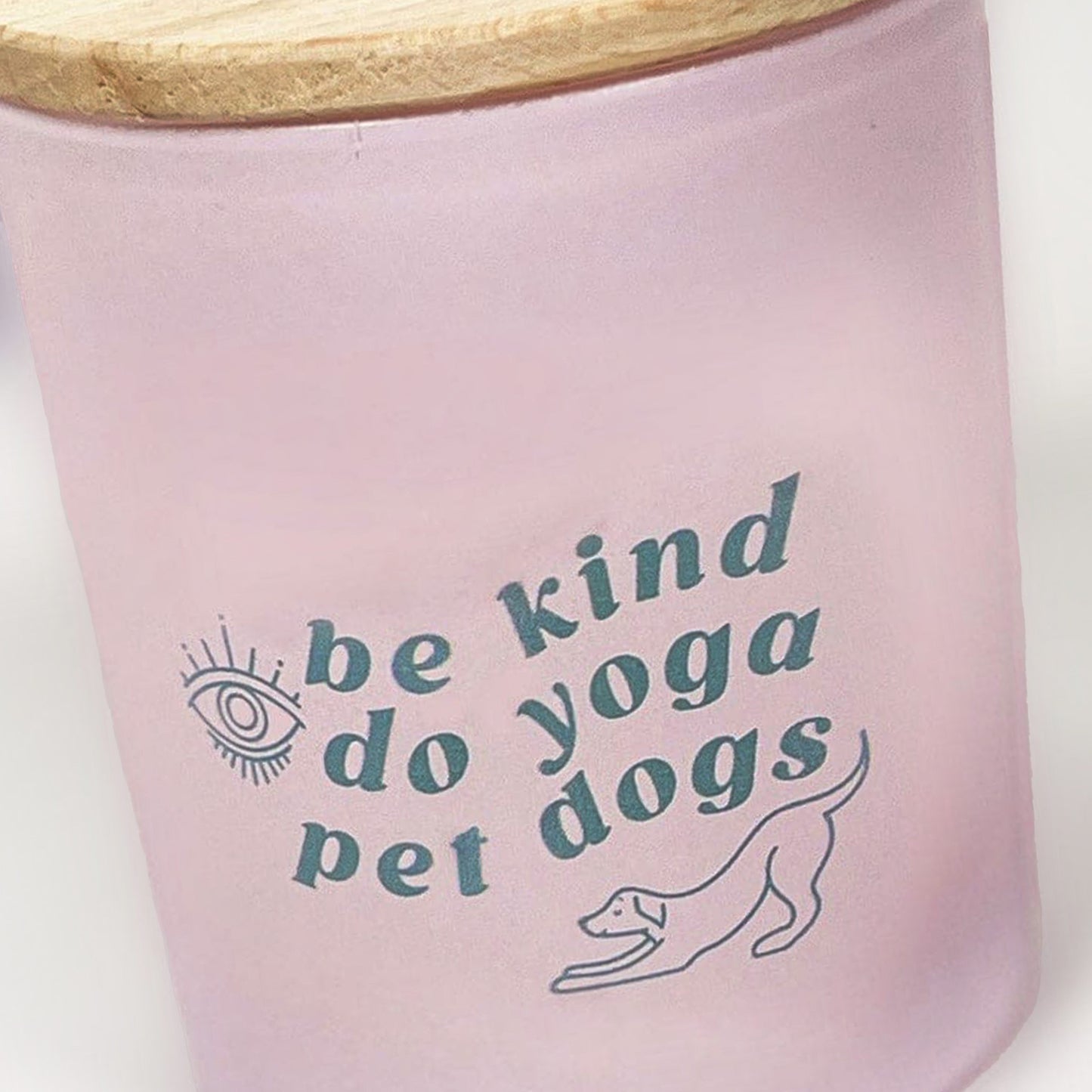 Sojų vaško žvakė su levandų aliejais – Do yoga, be kind, pet dogs